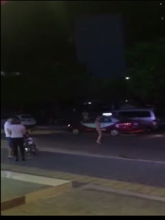 [在线]最新门事件瞅着很眼熟的网红脸蛋据说是个网红主播磕了药街头裸奔嗨翻了路过的司机 1V 海报