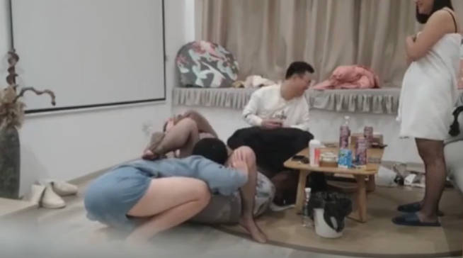 夫婦換妻輪流操，浪叫不停，對白精彩 海报