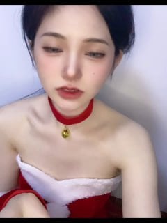 V (8) 海报