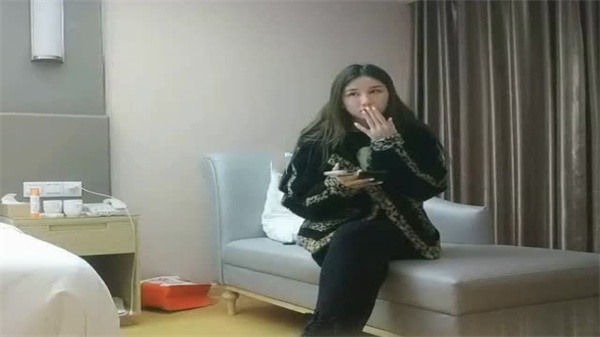 利哥探花首战干裂美女 巨根少年狂操漂亮小姐姐 海报