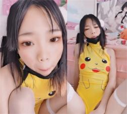 小仙云儿穿皮卡丘紧身衣狂抠嫩穴！高潮喷汁后竟把淫水舔得一滴不剩 海报