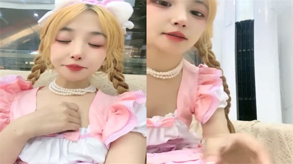 金发辫子女仆女神：极致诱惑体验 海报